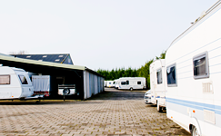 caravans, boten, vouwwagens en aanhangers staan keurig geparkeerd in onze binnen of buitenstalling. 